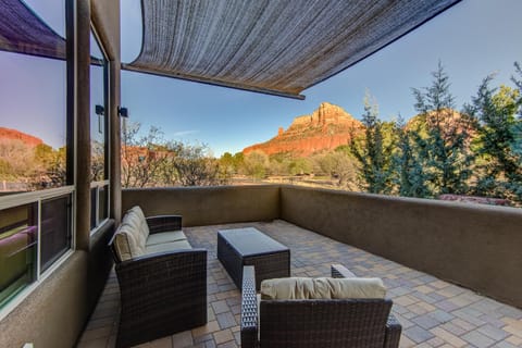 Sedona Red Rock Sanctuary Large Yard Retreat, Green Trees & Red Rock Views, Private & Peaceful! House in Sedona