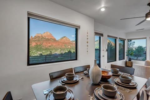 Sedona Red Rock Skyline- Red Rock Views, Near Hiking, Dining & Shopping! House in Sedona