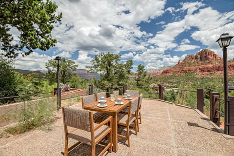 Sedona Red Rock Skyline- Red Rock Views, Near Hiking, Dining & Shopping! House in Sedona