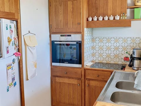 Joli T3 climatisé avec Piscine, Tennis, Jeux de Boules et Parking, à 2 pas de la Plage - FR-1-610-100 Apartment in Le Lavandou