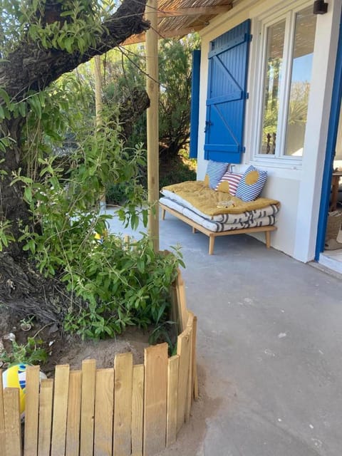 Cabanon bohème les pieds dans le sable et en première ligne de mer House in Marseillan