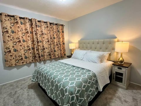 Spacious Suite with 3Beds Full Kitchen and On Site Parking Close to Downtown Casa in Sacramento