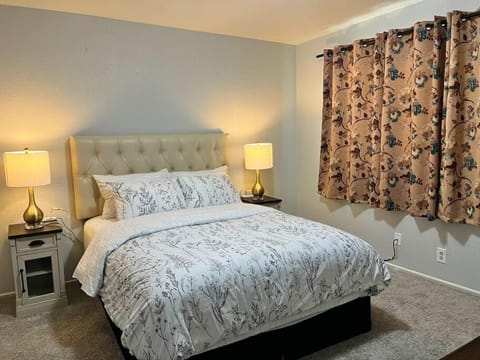 Spacious Suite with 3Beds Full Kitchen and On Site Parking Close to Downtown Haus in Sacramento