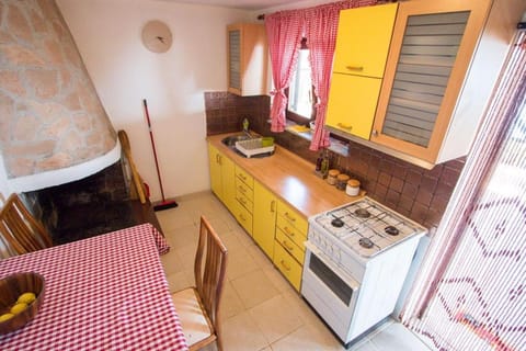 Kitchen or kitchenette, Dining area, pet friendly