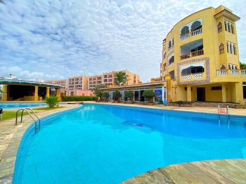 Property building, Day, Pool view, Swimming pool, sunbed