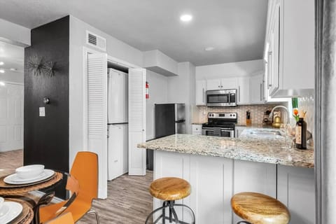 Luxe 2-Bedroom Retreat Workspace Netflix Condo in Irving