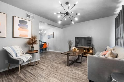 Luxe 2-Bedroom Retreat Workspace Netflix Condo in Irving