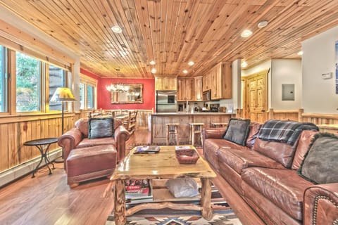 Resort Side Mountain Cabin, Close to Shuttle & Outdoor Recreation! Park City TimberWolf House in Snyderville