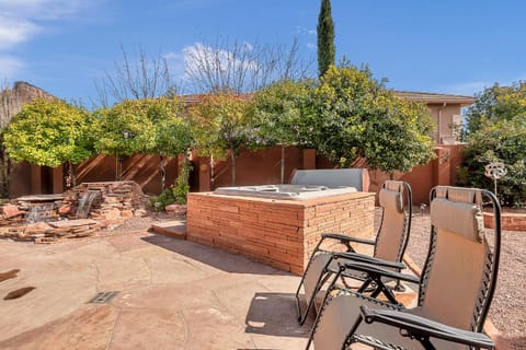 Sedona Dream Weaver Red Rock Vista Views, Soothing Water Feature, Hot Tub & Courtyard-Relax! House in Sedona