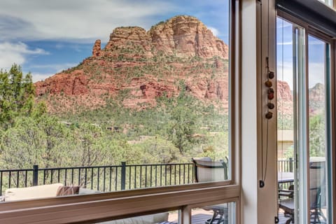 Sedona Expanse Up Close Red Rock View, Hot Tub, Juniper & Pinon Pines, Outdoor Dining, Deck! House in Sedona