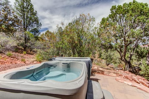 Sedona Expanse Up Close Red Rock View, Hot Tub, Juniper & Pinon Pines, Outdoor Dining, Deck! House in Sedona