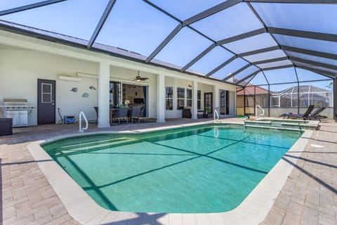 Golf Course View, Putting Green, Heated Pool and Spa - Villa Fairway to Heaven - Roelens House in Cape Coral