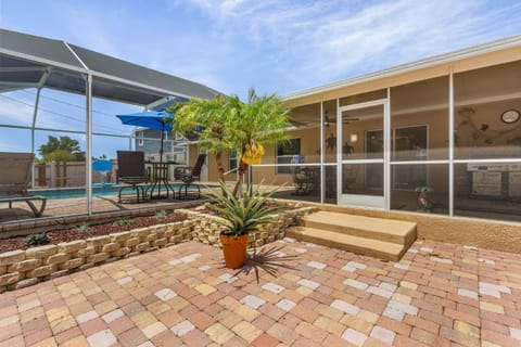 Delightful! Tranquility, Heated Saltwater Pool -Villa Deep Blue Haven - Roelens Maison in Cape Coral