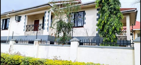 Suzzy 1,2,3,3 Bedrooms Apartments Millimani Apartment in Uganda