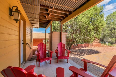 Stunning Backdrop Red Rock Views in an Ideal Location! Sedona Sanborn Retreat House in Sedona