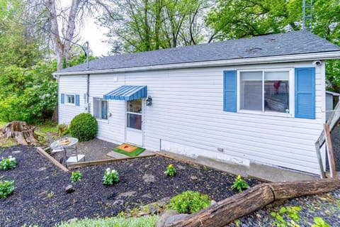 Great Sunset Waterfront Cottage. House in Greater Napanee