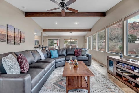 Sedona Fox Den Large Living Room With Picturesque Red Rock Window Views, Private Hot Tub, Patio House in Sedona