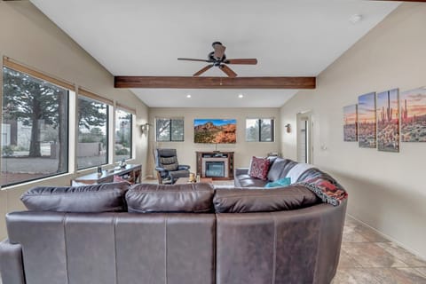 Sedona Fox Den Large Living Room With Picturesque Red Rock Window Views, Private Hot Tub, Patio House in Sedona