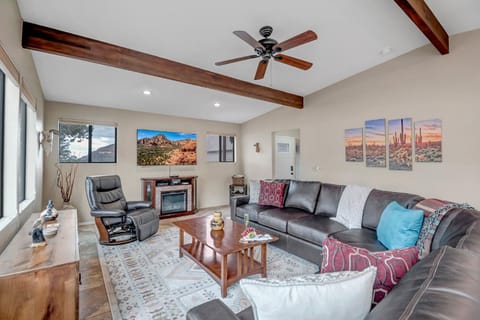 Sedona Fox Den Large Living Room With Picturesque Red Rock Window Views, Private Hot Tub, Patio House in Sedona