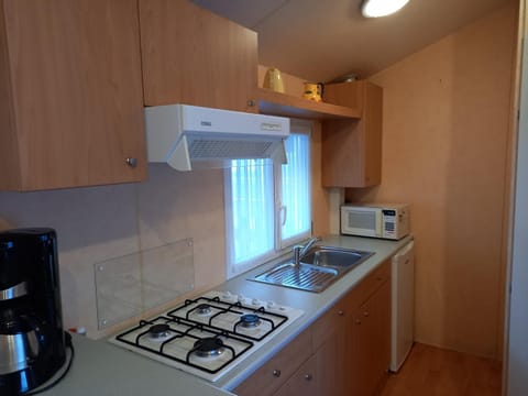 Kitchen or kitchenette, minibar, stove, toaster