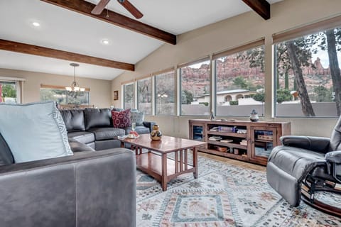 Sedona Fox Den and Casita Picturesque Red Rock Views, Two Private Hot Tubs, Outdoor Dining, Patio House in Sedona