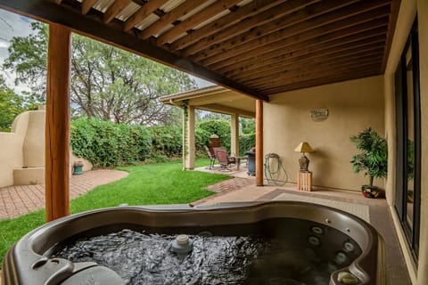 Sedona Garden Oasis at Bell Rock- Private Yard with Hot Tub! Close to Dining & Shopping! House in Village of Oak Creek