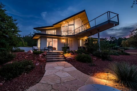 Sedona Skywalk- Panoramic Red Rock Views , Walk out Viewing Deck- Nearby Shopping and Dining! House in Village of Oak Creek