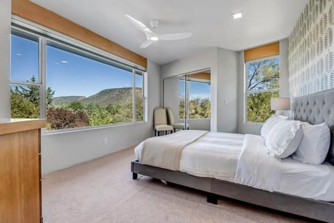 Sedona Skywalk- Panoramic Red Rock Views , Walk out Viewing Deck- Nearby Shopping and Dining! House in Village of Oak Creek