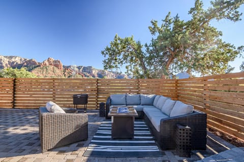 Uptown Digs Surrounded with Stunning Red Rock views, Hot Tub! House in Sedona