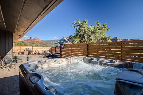 Uptown Digs Surrounded with Stunning Red Rock views, Hot Tub! House in Sedona