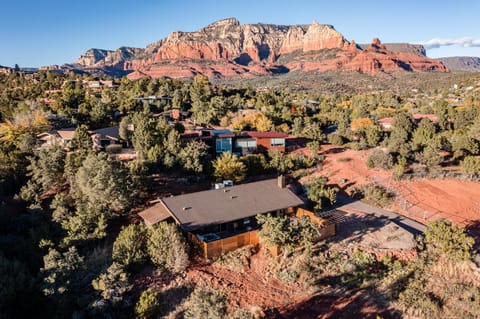 Uptown Digs Surrounded with Stunning Red Rock views, Hot Tub! House in Sedona