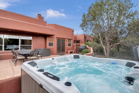 Walk To Trails, Picturesque Views From The Windows, Serene Landscaping & Hot Tub Sedona Hidden Dream House in Sedona