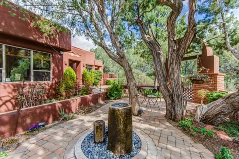 Walk To Trails, Picturesque Views From The Windows, Serene Landscaping & Hot Tub Sedona Hidden Dream House in Sedona