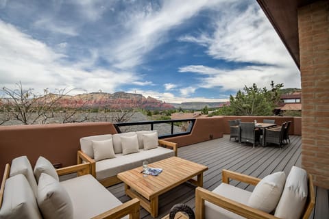 Stunning Property Perched on a Hill Top with Red Rock Views & Hot Tub- Close to Dining and Shopping! House in Sedona