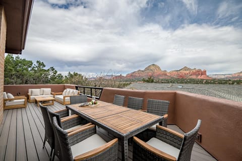 Stunning Property Perched on a Hill Top with Red Rock Views & Hot Tub- Close to Dining and Shopping! House in Sedona