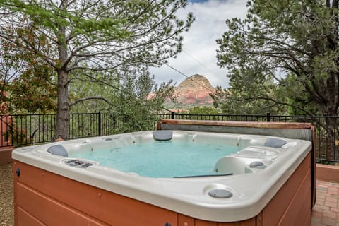 Stunning Property Perched on a Hill Top with Red Rock Views & Hot Tub- Close to Dining and Shopping! House in Sedona