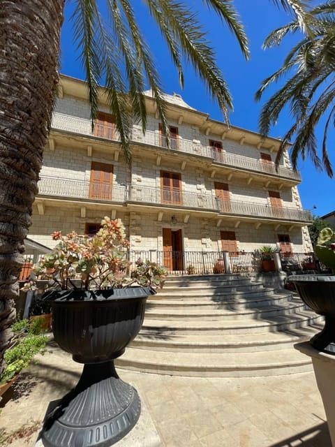 Property building, Day, Balcony/Terrace