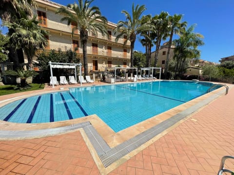 Property building, Day, Pool view, Swimming pool, sunbed