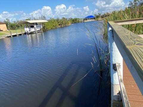 Waterfront, dock, fishing, close to beach home Casa in South Gulf Cove