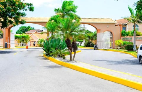 Facade/entrance, Neighbourhood, Natural landscape, Garden view