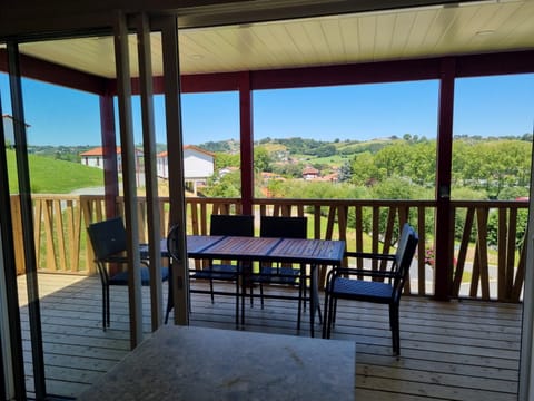 Chalet Etxean, de 1 à 6 personnes avec Barbecue, Parking et Piscine Apartment in French Basque Country