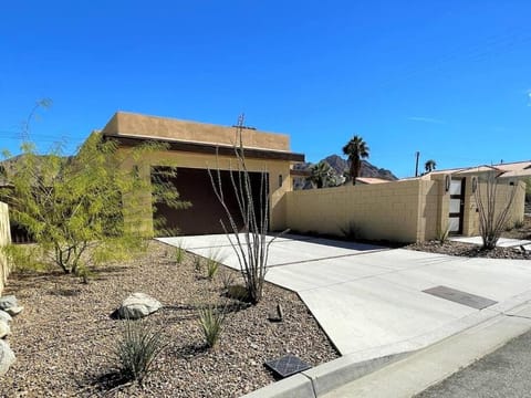 Modern 3 bdrm 3 Bth stunner! House in La Quinta