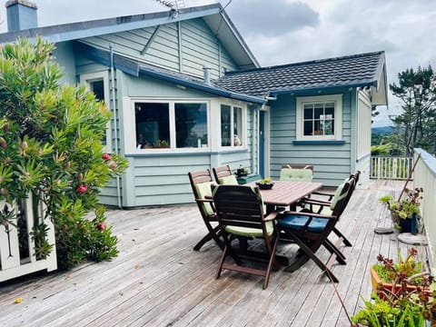 Property building, Balcony/Terrace, Dining area, Garden view