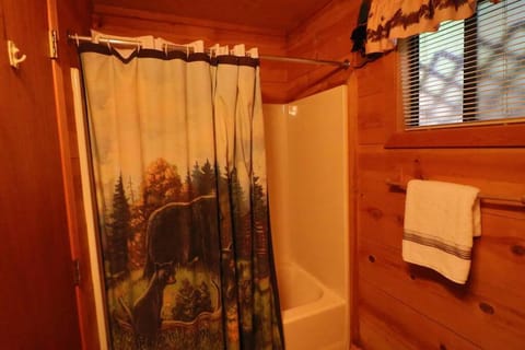 Amazing Cabin HOT tub minutes to Helen #1 House in White County