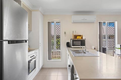 Comfy 5bdr 2Bth Gold Coast Home Close to FWY House in Coomera