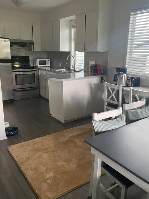 Kitchen or kitchenette, Dining area, minibar, oven, pet friendly, stove