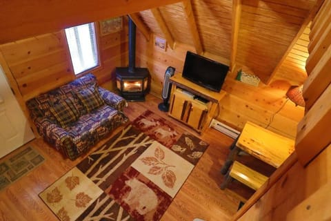 Cozy cabin w/ fireplace 3 minutes to Helen! #2. House in White County