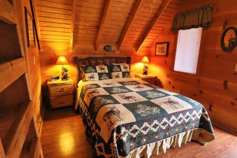 Cozy cabin w/ fireplace 3 minutes to Helen! #2. House in White County