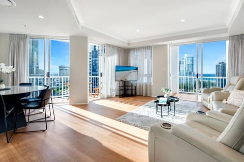 Self Contained, Privately Managed 4 Bedroom Penthouse - Broadbeach Apartment in Mermaid Waters
