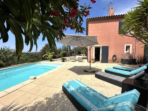 Villa Paloma pour 6 personnes avec piscine privée, à deux pas du Golf de Valcros, à La Londe-Les-Maures Villa in La Londe-les-Maures